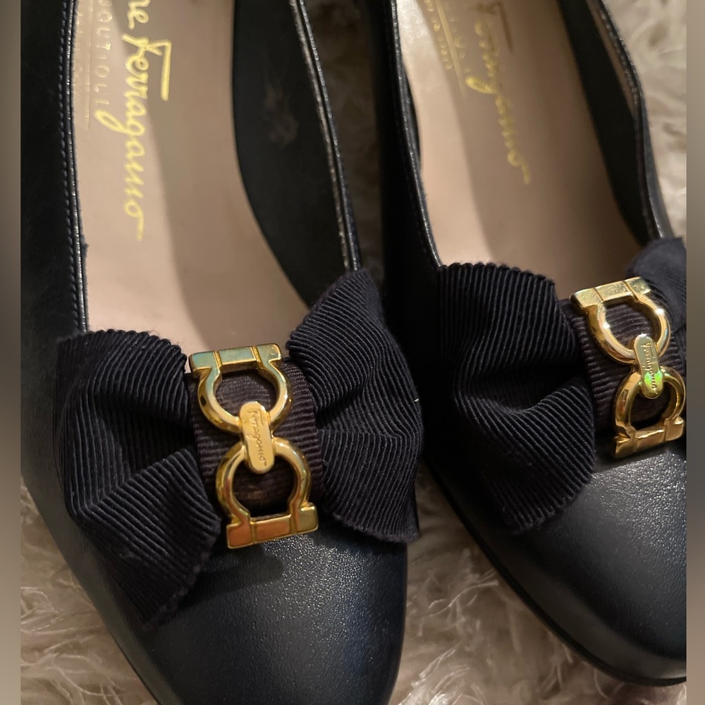 Rare find! Vintage Salvatore Ferragamo Boutique Heels - Navy Blue size 6